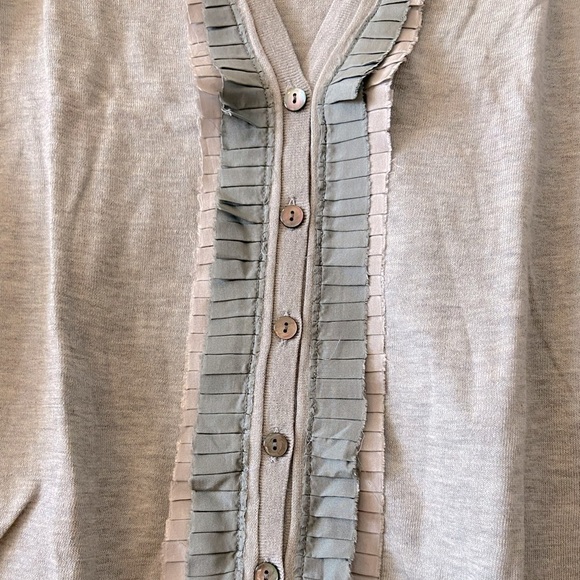 Banana REPUBLIC V Neck Grey Cardigan Pleated Accent NWT Womens Small. - Picture 4 of 7
